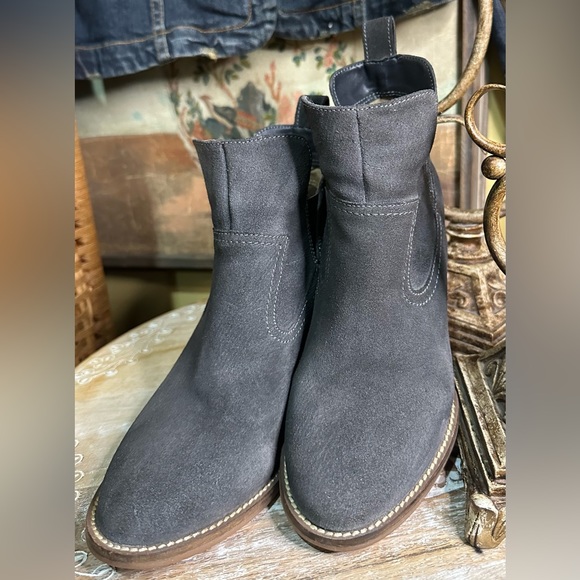 EUC Blondo “Irving” Waterproof Gray Suede Wedge Heeled Ankle Boots. Size 7 - Picture 4 of 14